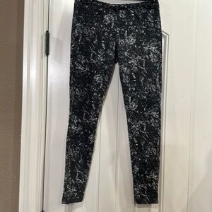 Xhilaration size medium black and white leggings
